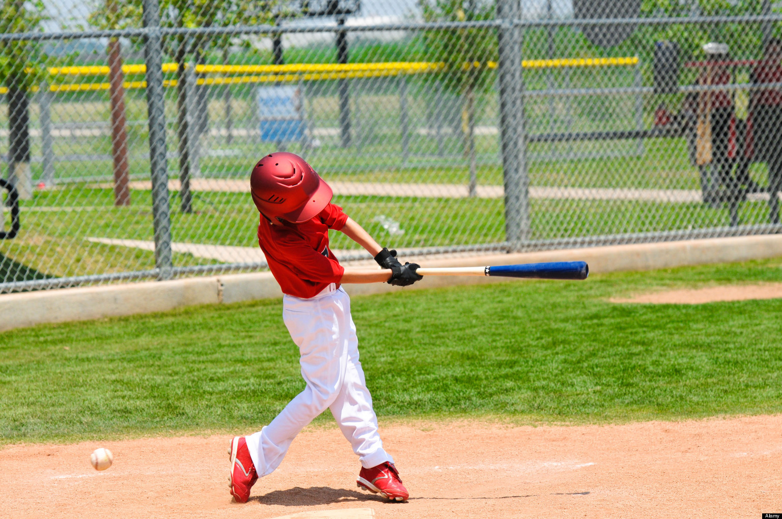 D525ME Youth baseball player swinging the bat.
